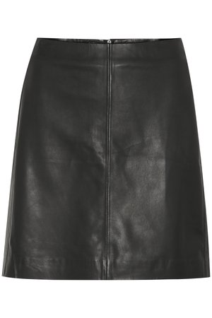 Mini gonna in pelle nera con una superficie liscia, taglio dritto, dettaglio della cucitura centrale e zip nascosta sul retro.
