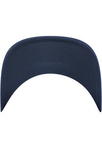Cappello da baseball navy con visiera, caratterizzato da una trama di tessuto liscia e dettagli cuciti lungo i bordi, forma curva e senza loghi o accentuazioni visibili.