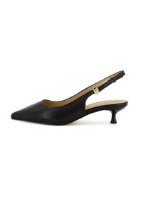 Scarpa slingback in pelle nera con punta affusolata, tacco basso e svasato, e dettaglio in fibbia color oro sulla cinghia alla caviglia. Texture liscia.