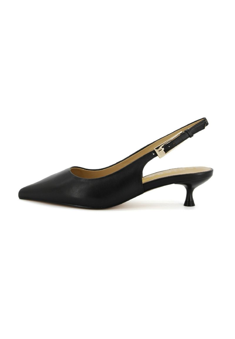 Scarpa slingback in pelle nera con punta affusolata, tacco basso e svasato, e dettaglio in fibbia color oro sulla cinghia alla caviglia. Texture liscia.