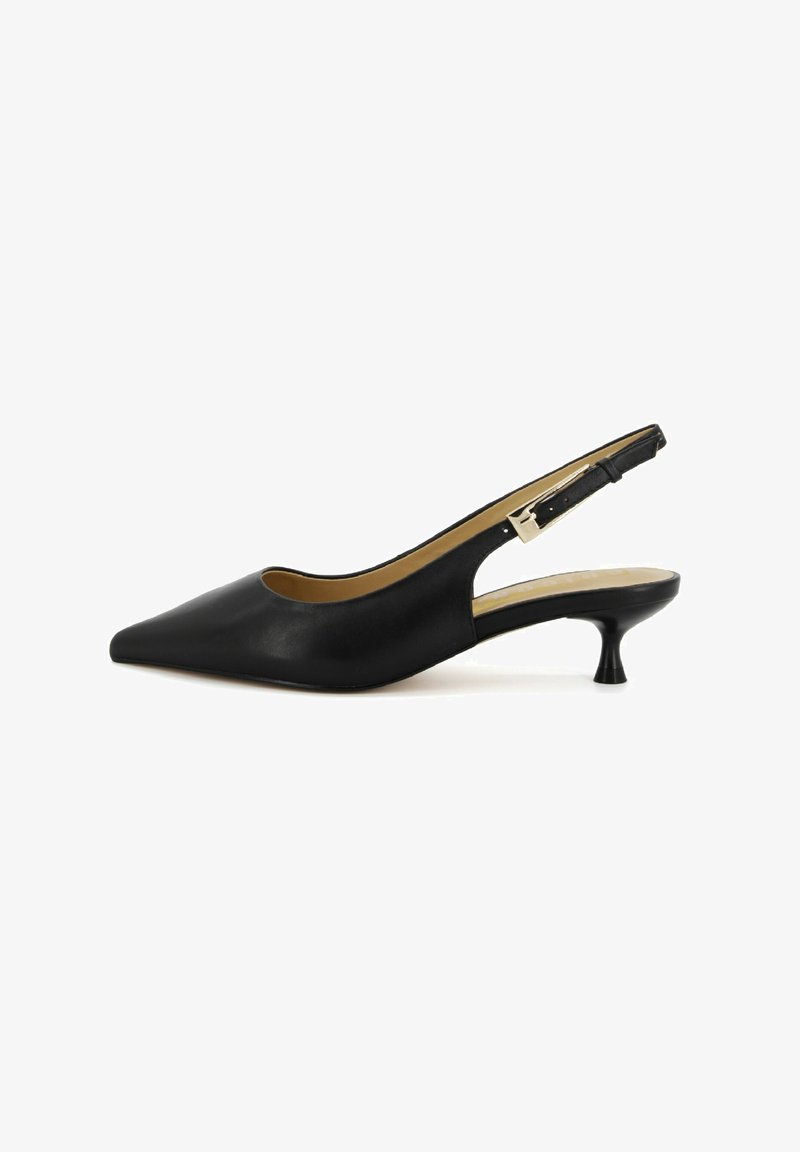 Scarpa slingback in pelle nera con punta affusolata, tacco basso e svasato, e dettaglio in fibbia color oro sulla cinghia alla caviglia. Texture liscia.