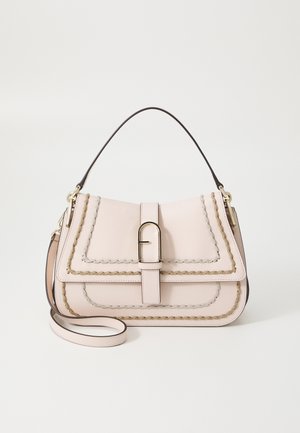 Ροζ δερμάτινη τσάντα χειρός με δομημένο σχήμα, με πλέξη κατά μήκος των άκρων, κλείσιμο μπροστά και ιμάντα ώμου.