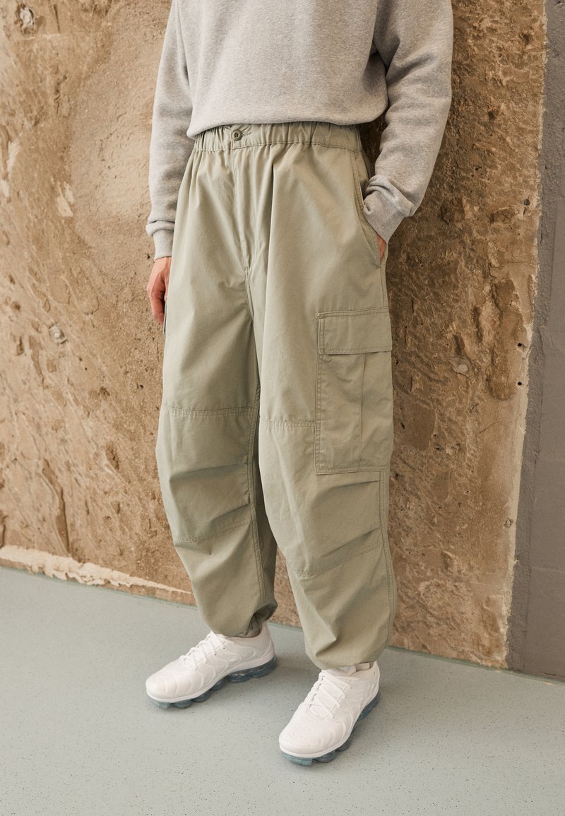 Carhartt WIP JET PANT - Cargo trousers - yucca rinsed/light green ...