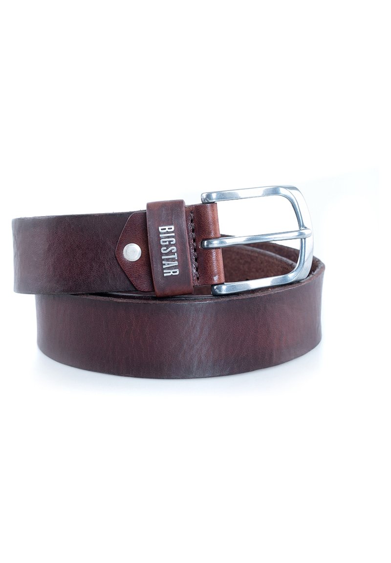 Ceinture en cuir marron avec une finition texturée, boucle en métal argenté et un passant rectangulaire avec une étiquette de marque.