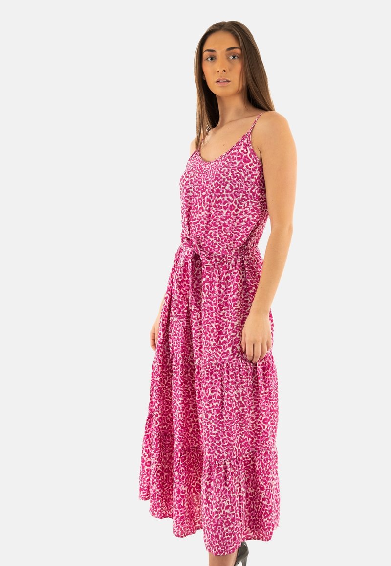 Robe maxi en imprimé léopard rose avec des bretelles fines, jupe à volants et ceinture à nouer à la taille ; tissu léger avec un design fluide.