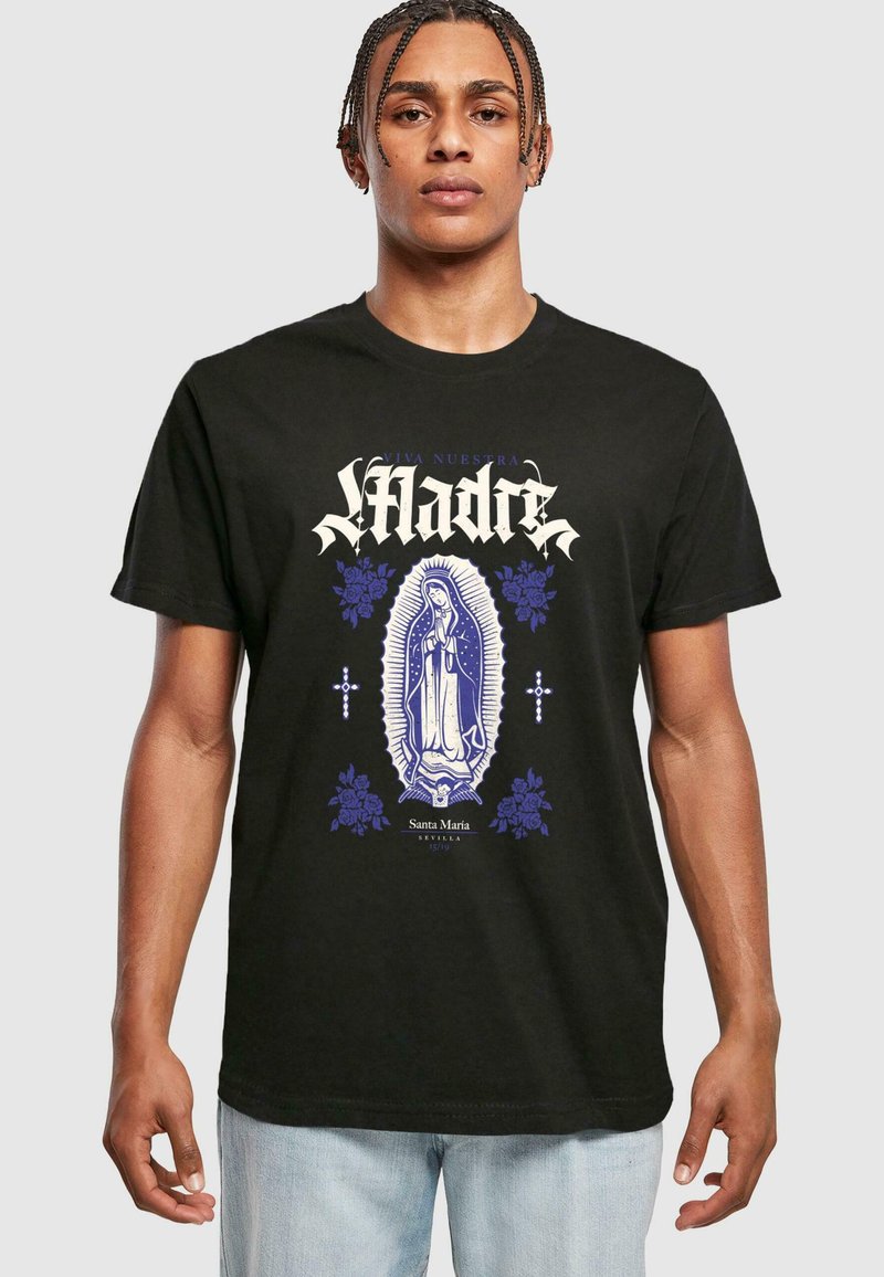 Zwarte katoenen t-shirt met een centraal blauw en wit grafisch ontwerp van een religieuze figuur, omringd door bloemaccenten en tekst in gestileerd lettertype.