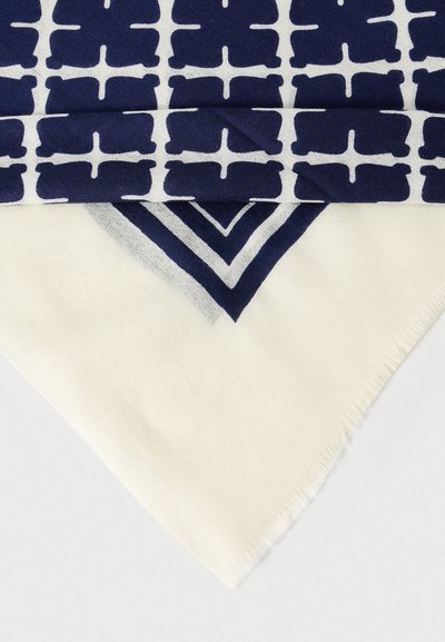 Μπλε και λευκό φουλάρι με γεωμετρικό σχέδιο, κατασκευασμένο από απαλό ύφασμα, με τριγωνικό σχήμα και κρόσσια στις άκρες.