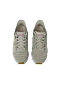 Scarpe sportive beige chiaro con tomaia in mesh traspirante, design con lacci, sottili accenti rosa e suola bianca con dettagli in gomma color cuoio.