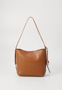 Sac en cuir marron de forme incurvée, avec des accents de panneaux rectangulaires, une longue bandoulière et un petit tirette de fermeture éclair. Design simple.