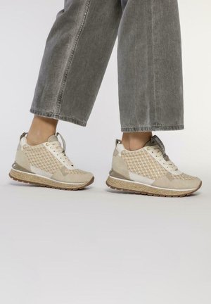 Baskets de sport beiges avec un motif en maille, des accents en daim et une semelle texturée, au profil bas et dotées d'un talon rembourré.