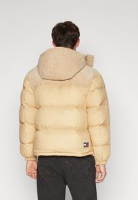 Tommy Jeans MIX ALASKA PUFFER - Piumino - tawny sand