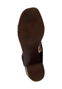Zwarte sandaal met een gladde, donkerbruine zool. Heeft een ronde neus en een gestructureerde onderkant voor grip. Zacht materiaal en eenvoudig ontwerp.
