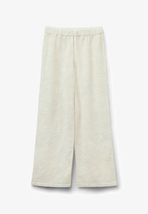 Roomkleurige wijde broek met elastische tailleband, met een subtiel bloemmotief in reliëf over de hele stof.