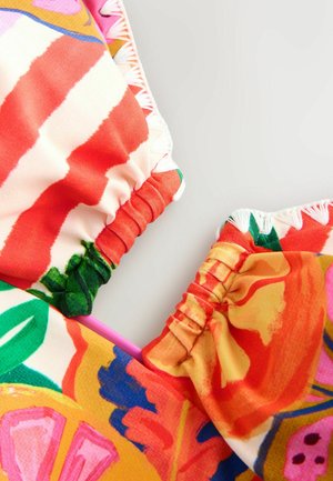 Farebná tkanina na bikiny s kvetinovými vzormi a pruhmi. Obsahuje nariasené okraje, elastické časti a ružový akcent. Mäkká textúra.