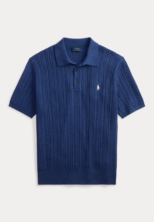 Marineblaue Polohemd aus Kabelstrick mit kurzen Ärmeln, drei braunen Knöpfen und einem weißen, auf der linken Brust aufgestickten Logo. Weiche Textur.