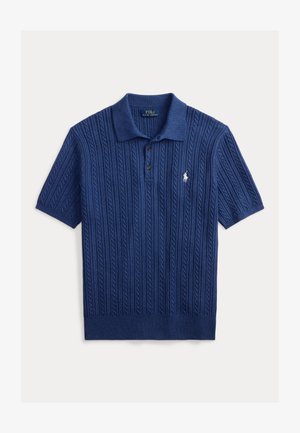 Granatowa polo z krótkim rękawem, wykonana z dzianiny warkoczowej, z trzema brązowymi guzikami i białym haftowanym logo na lewej piersi. Miękka w dotyku.