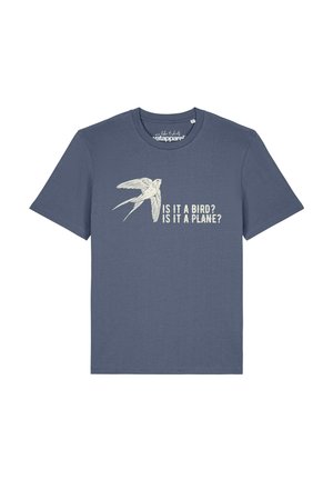 T-shirt bleu-gris avec une illustration blanche d'un oiseau en plein vol et le texte "Is it a bird? Is it a plane?" sur la poitrine.