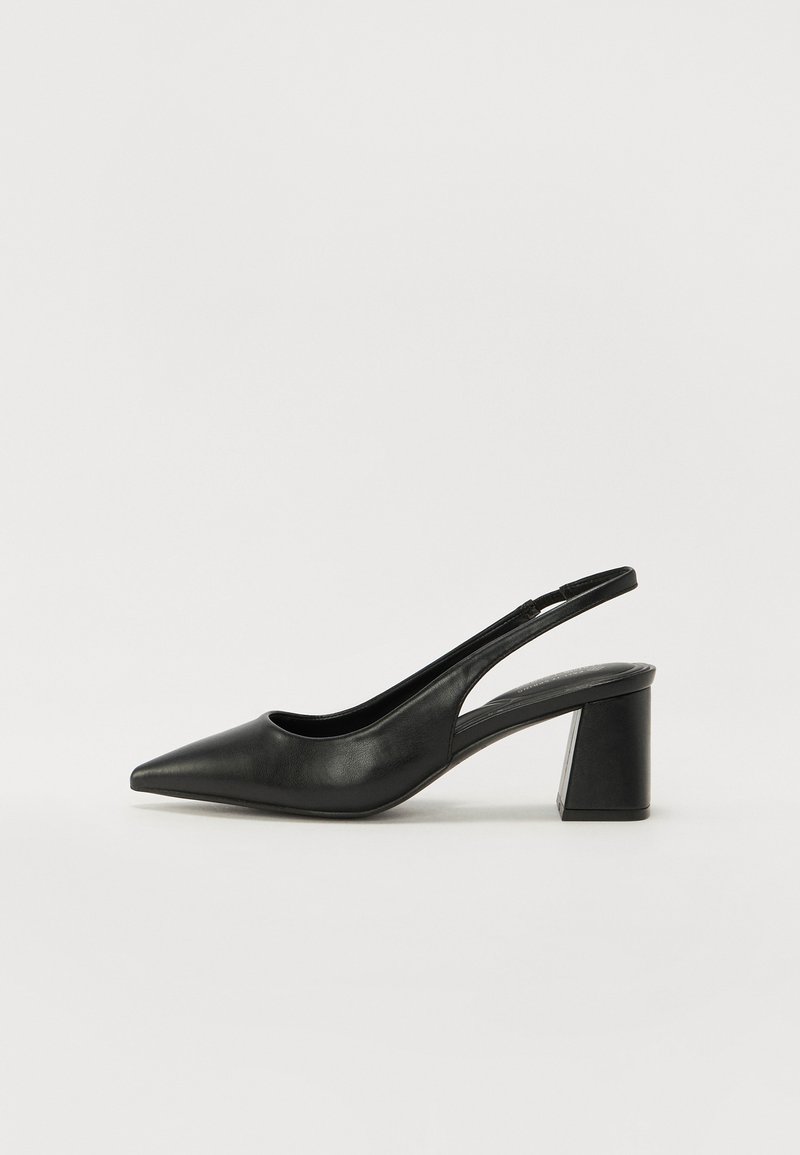 Mustat nahkaiset slingback-korkokengät, joissa on terävä kärki ja paksu korko. Ominaisuuksiin kuuluu leikattu muotoilu ja sileä pinta, minimalistinen ja moderni.