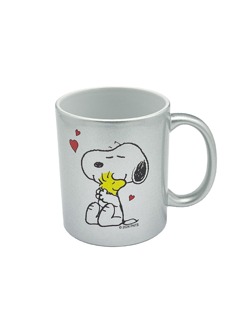 Silberne Keramik-Tasse mit einem Cartoon-Snoopy, der Woodstock hält, umgeben von roten Herzen. Abgerundete Form, glatte Textur und ein stabiler Henkel.