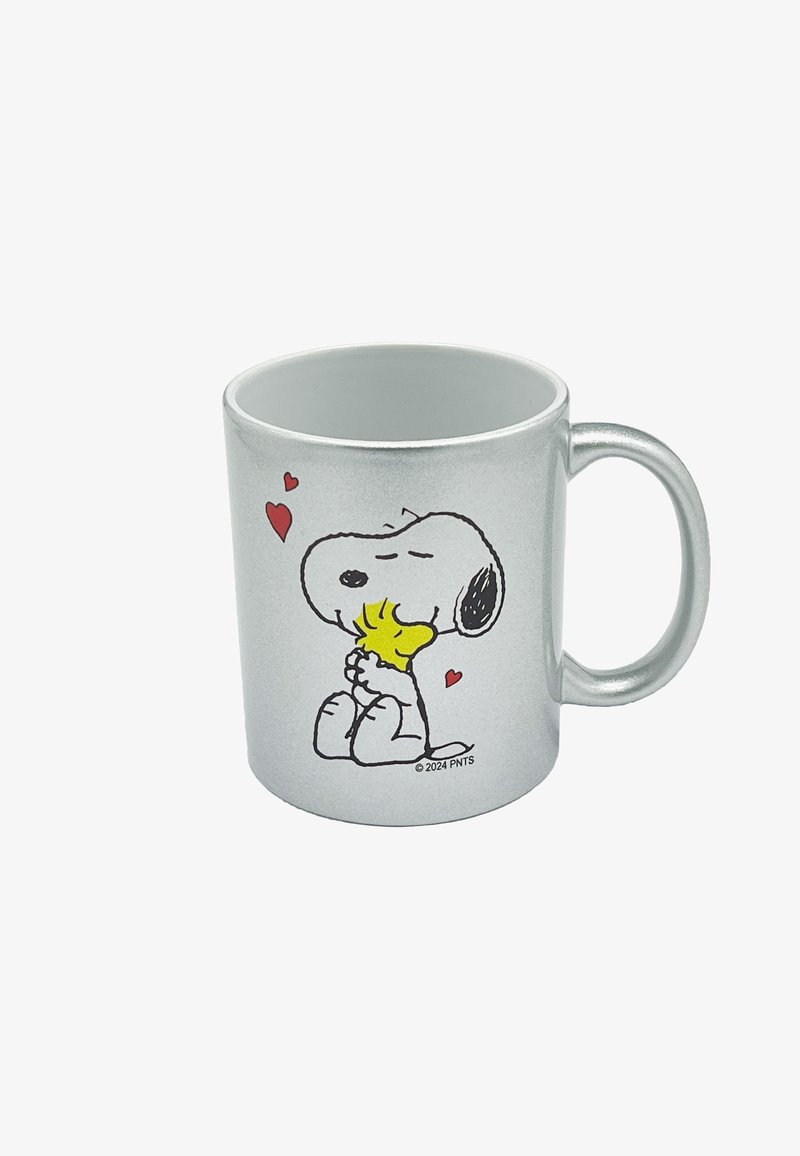 Tasse en céramique argentée présentant un cartoon de Snoopy tenant Woodstock, avec des cœurs rouges tout autour. Forme arrondie, texture lisse et une poignée solide.