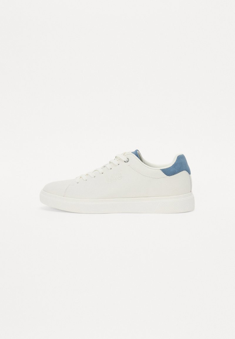 Baskets blanches en cuir lisse avec un accent texturé bleu marine sur le talon. Dotées de lacets et d'une semelle en caoutchouc. Design minimaliste.