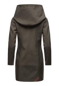 Dunkelgrüne wasserdichte Jacke mit einer großen Kapuze, sichtbaren Nähdetails und einem braunen Lederlogo-Patch auf der unteren linken Seite.