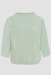 Koszula z długim rękawem wąskie pionowe zielone i białe paski, okrągły dekolt i lekko luźny krój na jasnym tle.