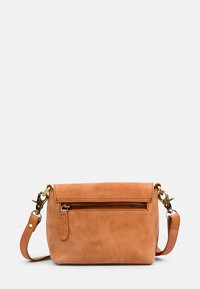 Tasche aus tanfarbener Leder mit glatter Textur, ausgestattet mit einer Frontreißverschlusstasche und einem verstellbaren Trageriemen mit metallischem Verschluss.