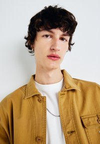 Wrangler CASEY CHORE JACKET - Suvejakk - dijon