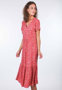 Rotes Blumen-Midi-Kleid mit kurzen, schwingenden Ärmeln, geraffter Taille und ausgestelltem Saum. Mit einem V-Ausschnitt und aufwendigen Blumenmustern durchgehend.