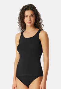 Zwarte tanktop van zachte stof, met een ronde halslijn, brede schouderbanden en een getailleerde pasvorm. Ingewerkte edge details voegen subtiele accenten toe.