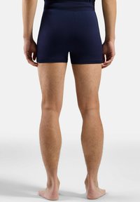 Shorts de sport bleu marine en tissu lisse et extensible avec une coupe ajustée, dotés d'une ceinture texturée et d'une longueur mi-cuisse.