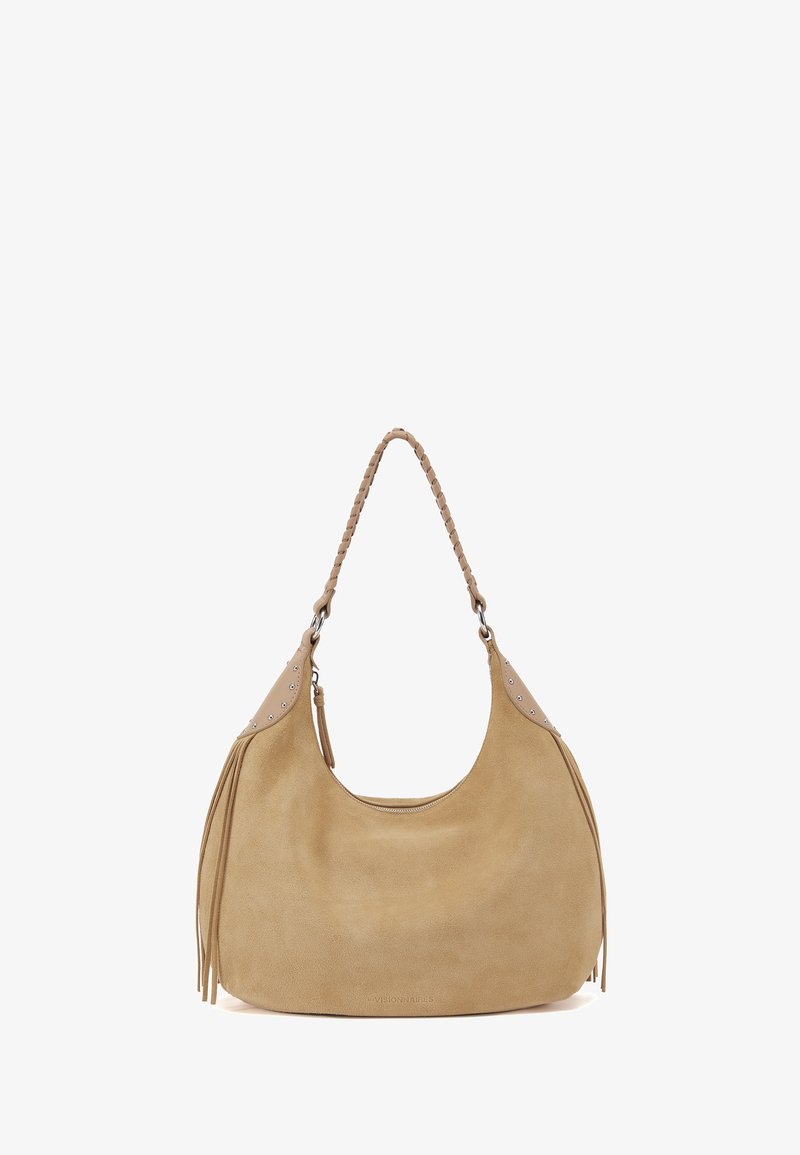 Sac hobo en daim beige avec bandoulière tressée, rivets métalliques et détails à franges sur les côtés, marqué "Visionnaires" en bas au centre.