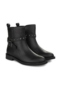 Botine negre din piele cu o finisare netedă, cu știfturi argintii pe curea, talpă plată și curele de tragere pentru o îmbrăcare ușoară.