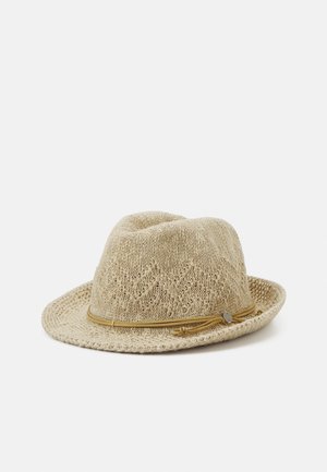Sombrero fedora beige tejido con un patrón zigzag texturizado y una delgada banda de cuero marrón claro atada en un lazo alrededor de la base.