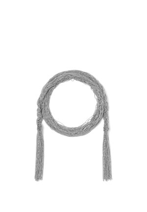 Silberne Perlenkette mit mehreren verdrillten Strängen, die zu einer Schlaufe geformt sind und in zwei langen Quasten enden, die auf weißem Hintergrund hängen.