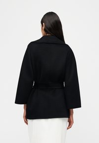 Elisabetta Franchi Κοντό παλτό - nero