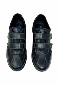 Scarpe sportive nere con doppie fasce in Velcro, che combinano pelle liscia e rete testurizzata. Punta rotonda, soletta imbottita e cuciture in contrasto.
