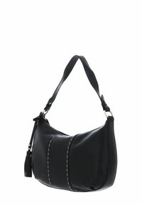 Sac à main en cuir noir de forme incurvée, avec des coutures blanches le long du centre et un pendentif gland amovible. Bandoulière réglable.