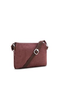 Bolso bandolera color granate hecho de tela suave con cierre de cremallera, correa marrón ajustable y detalles de herrajes plateados. Forma rectangular.