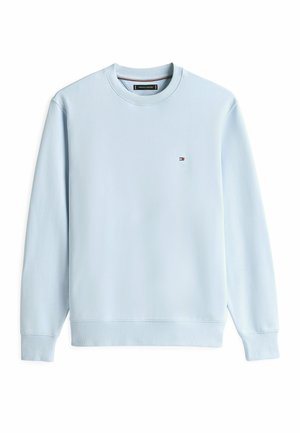 Sweat-shirt bleu clair à manches longues avec col ras du cou, poignets et ourlet côtelés, affichant un petit logo Tommy Hilfiger sur la poitrine gauche.