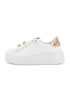Sneaker bianca in pelle con suola piatta spessa. Presenta occhielli dorati, un accento in metallo rosa sul tallone e borchie decorative sui lacci.