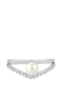 Zilveren ring met een driehoekige band die een centrale witte parel heeft, omringd door een rij kleine heldere stenen langs de rand en met een gladde afwerking.