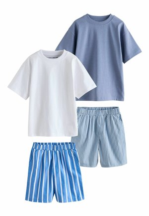 Zwei kurzärmlige T-Shirts mit Rundhalsausschnitt in Weiß und Blau, kombiniert mit elastischen, gestreiften Shorts in verschiedenen Blautönen.