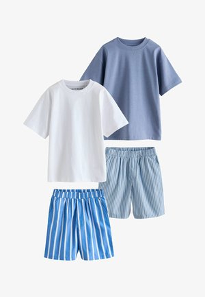 Két rövid ujjú, kerek nyakú póló fehér és kék színben, rugalmas derékpántos csíkos rövidnadrággal különböző kék árnyalatokban.