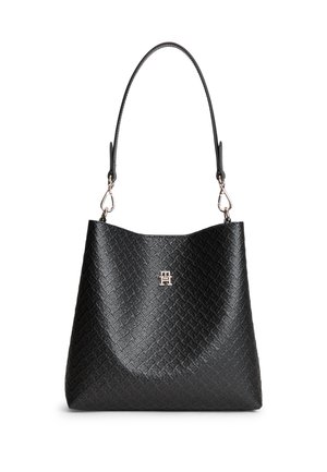 Schwarze strukturierte Lederhandtasche mit einem einzelnen Schulterriemen und silbernem Metall-Logoemblem in der vorderen Mitte.