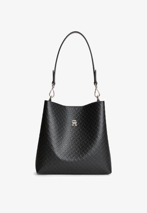 Sac à main en cuir noir texturé avec une seule bandoulière et un emblème logo en métal argenté au centre avant.