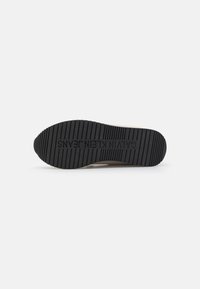 Calvin Klein Jeans RUNNER - Sapatilhas - eggshell/pink blush