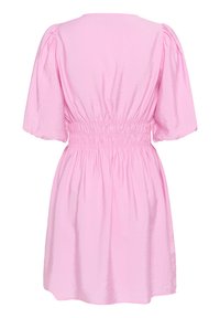 Robe courte rose clair avec manches courtes bouffantes et taille élastique froncée, vue de dos sur un fond blanc.