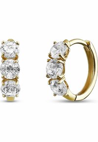 Orecchini a cerchio in oro con tre gemme trasparenti rotonde incastonate in una montatura a griffe, che presentano una superficie liscia e una finitura lucida.